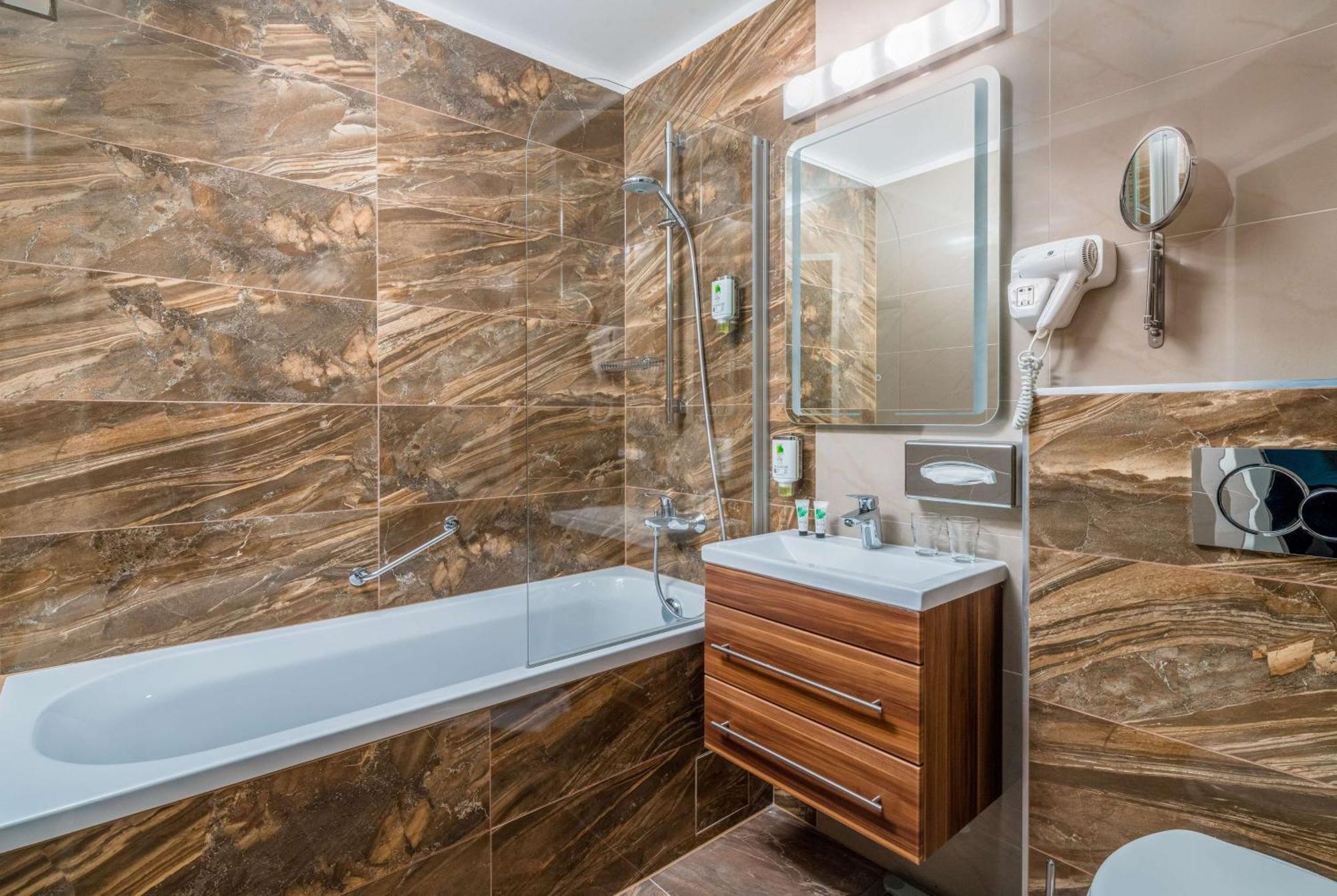 Best Western Plus Celebrity Suites Wina Bagian luar foto